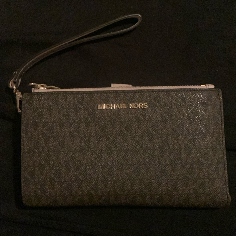 Michael kors hand wallet very clean no tears